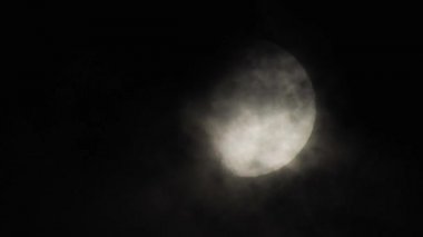 Bulutlar gökyüzü, 4 k closeup geceleri video hareket ile moon