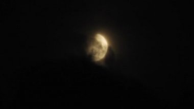 Bulutlar gökyüzü, 4 k closeup geceleri video hareket ile moon
