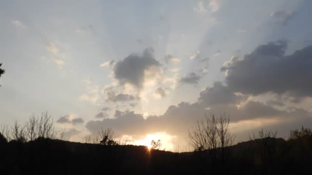 Pôr Sol Lindo Timelapse Com Nuvens Raios Solares — Vídeo de Stock