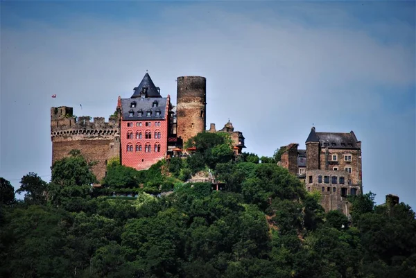 La ciudad hermoso castillo en el río Rin en Alemania — Foto de stock