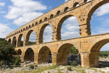 Pont du Gard, Avrupa'nın en yüksek Roma su kemeri, güneşli bir yaz günü güzel görünümü. Bu üç katlı köprü Provence, Fransa'nın güneyinde, Gardon nehri üzerinde yer almaktadır. - Resim