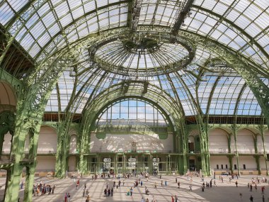 Grand Palais güzel cam çatı, Paris'te Fransız anıtı, Champs-Elysees. Sergi salonunun kapalı görünümü ve cam, demir ve çelikten yapılmış çerçevesi. - Resim