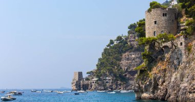 İtalya'da (Amalfi Sahili) Positano kayalıklarında Tiren denizine asılı eski Kale Taretleri. Shot güneşli bir yaz günü, mavi gökyüzü ve deniz, tekneler ile dağınık aldı. - Resim