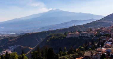 Taormina, Sicilya (İtalya) güneşli bir yaz günü sigara Etna Mount güzel panorama. Mavi gökyüzü, yeşil bitki örtüsü ve pembe evler ön planda. - Resim