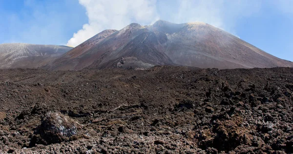 埃特纳山熔岩黑岩石的特写镜头 意大利西西里岛火山口的风景 著名的西西里火山在背景中冒烟 — 图库照片