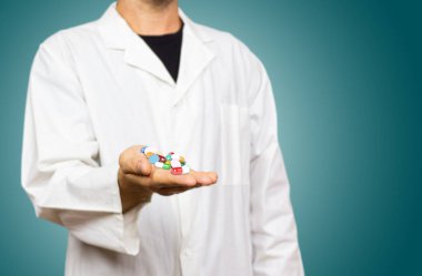 Genç doktor hapları veren, kapsül ler ve mavi degrade arka plan 3d render üzerinde sağlık görevlileri. Tıp, sağlık, aşırı ilaç ve hastalık iyileştirme kavramı.