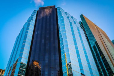 panoramik ve perspektif geniş açı çelik mavi arka plan cam yüksek artış binanın gökdelenler gece iş kavramı başarılı endüstriyel mimari, modern futuristik şehir görünümünü