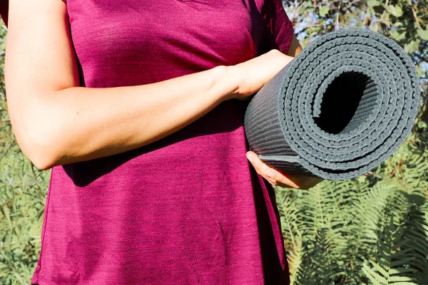 Mujer Primer Plano Sosteniendo Roll Fitness Esterilla Yoga Gris Después —  Fotos de Stock