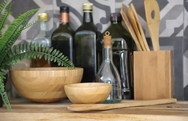 Zijn Houten Gerechten Het Tafelblad Houten Keuken Groene Fern Witte — Stockfoto