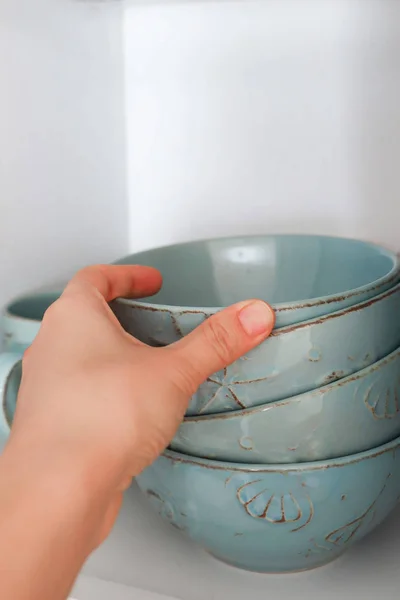 Женская Рука Вытаскивает Чистые Тарелки Кухонного Шкафа — стоковое фото