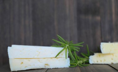 İspanyol manchego peynirahşap bir arka plan üzerinde dilimlenmiş 