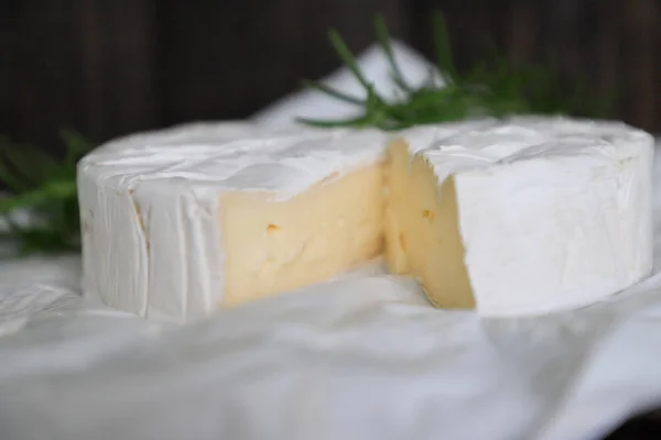 Beyaz zanaat kağıt üzerinde brie peynir yan görünümü