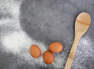 Yumurta, un ile pişirme arka plan . Kopya alanı. Seçici odaklama