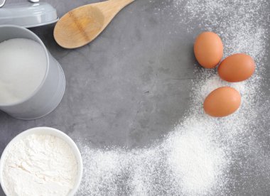 Yumurta, un ile pişirme arka plan . Kopya alanı. Seçici odaklama