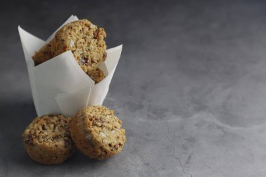 Fındık, tohum, kuru kızılcık, kabak çekirdeği, ceviz, chia tohumu, goji çilek, hindistan cevizi ile zanaat kağıt Enerji çerezleri - koyu arka plan vegan vejetaryen çiğ organik atıştırmalık, kopya alanı. Superfood