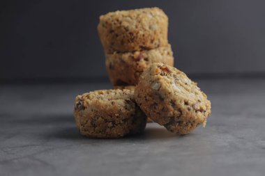 Fındık, tohum, kuru kızılcık, kabak çekirdeği, ceviz, chia tohumu, goji çilek, hindistan cevizi ile Enerji çerezleri - koyu arka plan vegan vejetaryen çiğ organik atıştırmalık, kopya alanı. Superfood