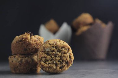 Fındık, tohum, kuru kızılcık, kabak çekirdeği, ceviz, chia tohumu, goji çilek, hindistan cevizi ile Enerji çerezleri - koyu arka plan vegan vejetaryen çiğ organik atıştırmalık, kopya alanı. Superfood