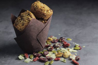 Fındık, tohum, kuru kızılcık, kabak çekirdeği, ceviz, chia tohumu, goji çilek, hindistan cevizi ile zanaat kağıt Enerji çerezleri - koyu arka plan vegan vejetaryen çiğ organik atıştırmalık, kopya alanı. Superfood