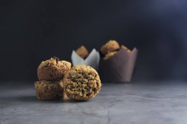 Fındık, tohum, kuru kızılcık, kabak çekirdeği, ceviz, chia tohumu, goji çilek, hindistan cevizi ile Enerji çerezleri - koyu arka plan vegan vejetaryen çiğ organik atıştırmalık, kopya alanı. Superfood