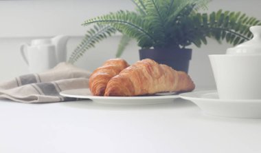 Masada kahve ve kruvasanla kahvaltı.