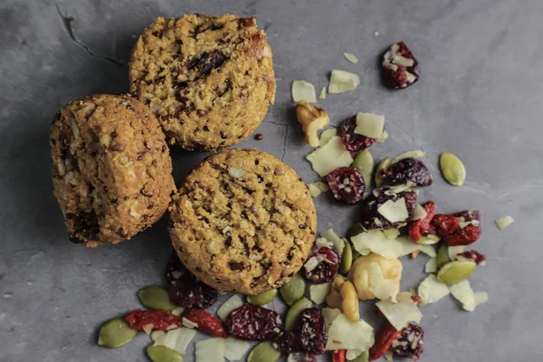 Fındık, tohum, kuru kızılcık, kabak çekirdeği, ceviz, chia tohumu, goji çilek, hindistan cevizi ile Enerji çerezleri - koyu arka plan vegan vejetaryen çiğ organik atıştırmalık, kopya alanı. Superfood. üst görünüm.