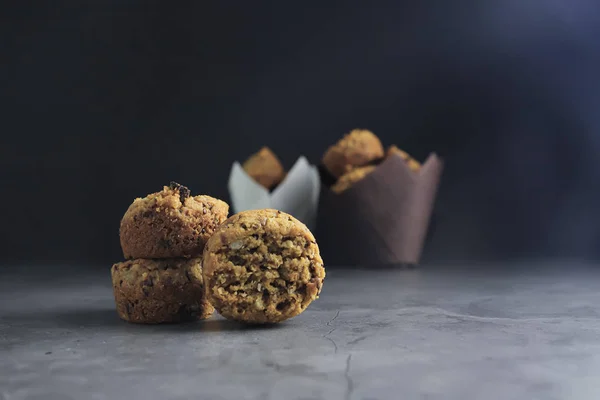 Fındık, tohum, kuru kızılcık, kabak çekirdeği, ceviz, chia tohumu, goji çilek, hindistan cevizi ile Enerji çerezleri - koyu arka plan vegan vejetaryen çiğ organik atıştırmalık, kopya alanı. Superfood