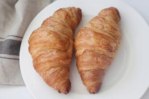 Sabrosos Croissants Con Espiguillas Plato Blanco — Foto de Stock