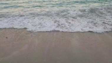 Gün batımında kum kumüzerinde deniz dalgaları manzara görünümü