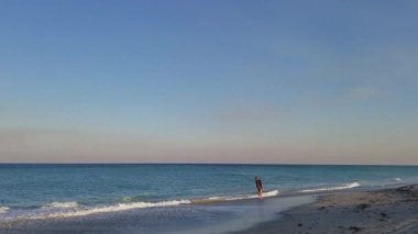 Gün batımında kum kumüzerinde deniz dalgaları manzara görünümü