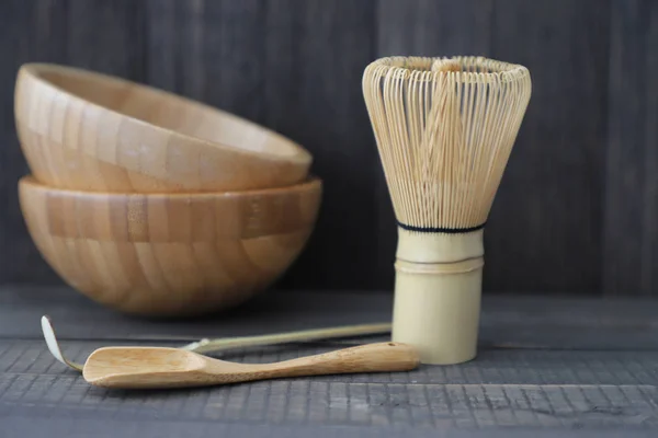 otantik matcha çay seti. matcha için yemekler - tahta kaşık, çırpma, kepçe, fincan