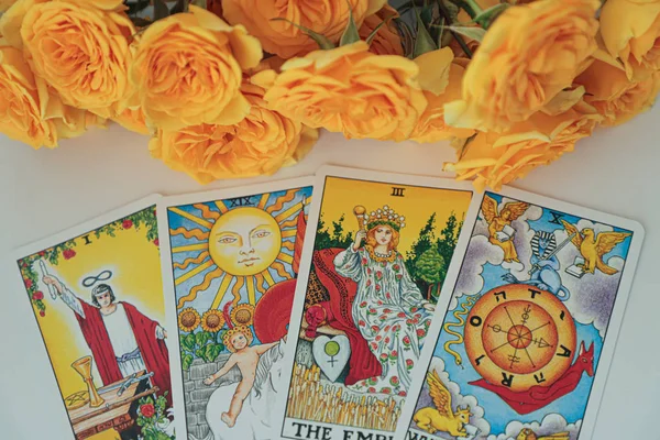 Miami, Florida. 24 Ağustos 2019. Tarot kartları, açıklayıcı editoryal Rider Waite tarot kartları. Sarı güller arka plan.