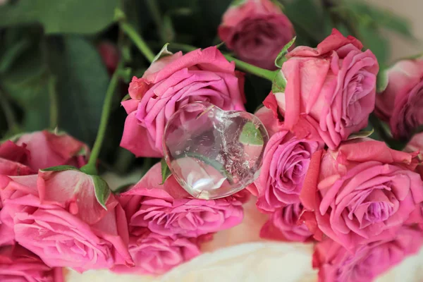 Beautiful Transparent Natural Quartz Lies Bouquets Pink Roses Clear Quartz — Stock Photo, Image