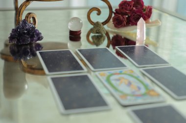 Miami, Florida. 24 Ağustos 2019. Tarot kartları, illüstrasyonlu Rider Waite tarot kartları. Sarı gül arka planı. Stock Editör Fotoğrafçılığı
