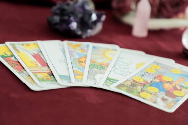 Miami, Florida. 24 Ağustos 2019. Tarot kartları, illüstrasyonlu Rider Waite tarot kartları. Sarı gül arka planı. Stock Editör Fotoğrafçılığı
