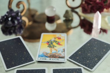 Miami, Florida. 24 Ağustos 2019. Tarot kartları, illüstrasyonlu Rider Waite tarot kartları. Sarı gül arka planı. Stock Editör Fotoğrafçılığı