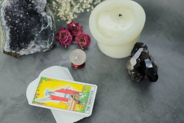 Miami, Florida. 24 Ağustos 2019. Tarot kartları, illüstrasyonlu Rider Waite tarot kartları. Sarı gül arka planı. Stock Editör Fotoğrafçılığı