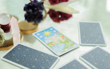 Miami, Florida. 24 Ağustos 2019. Tarot kartları, illüstrasyonlu Rider Waite tarot kartları. Sarı gül arka planı. Stock Editör Fotoğrafçılığı