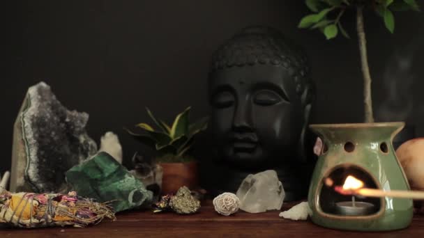 Γλυπτική Του Κεφαλιού Βούδα Στο Τραπέζι Κερί Φωτισμού Χεριών — Αρχείο Βίντεο