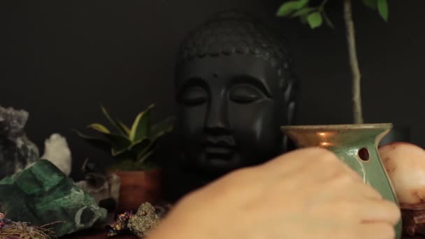 Beeldhouwkunst Van Boeddha Hoofd Tafel Handbrandende Kaars — Stockvideo