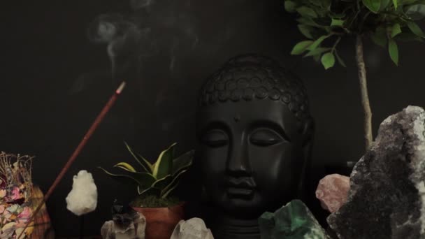 Γλυπτική Κεφαλή Βούδα Θυμίαμα Ραβδί Και Κερί Στο Τραπέζι — Αρχείο Βίντεο
