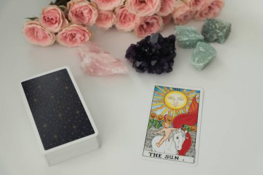 Miami, Florida. 24 Ağustos 2019. Tarot kartları, illüstrasyonlu Rider Waite tarot kartları. Pembe gül arka planı. Amethys, t green aventurine ve rose quartz
