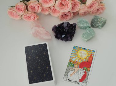 Miami, Florida - 24 Ağustos 2019. Tarot kartları, illüstrasyonlu Rider Waite tarot kartları. Pembe gül arka planı. Ametist, yeşil bulvar ve gül kuvars