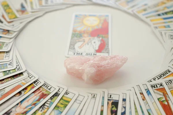 Miami, Florida. 24 Ağustos 2019. Tarot kartları, illüstrasyon editörü Rider Waite tarot kartları ve gül kuvars.