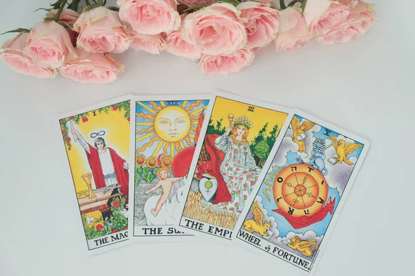 Miami, Florida. 24 Ağustos 2019. Tarot kartları, illüstrasyonlu Rider Waite tarot kartları. Pembe güller arka plan.
