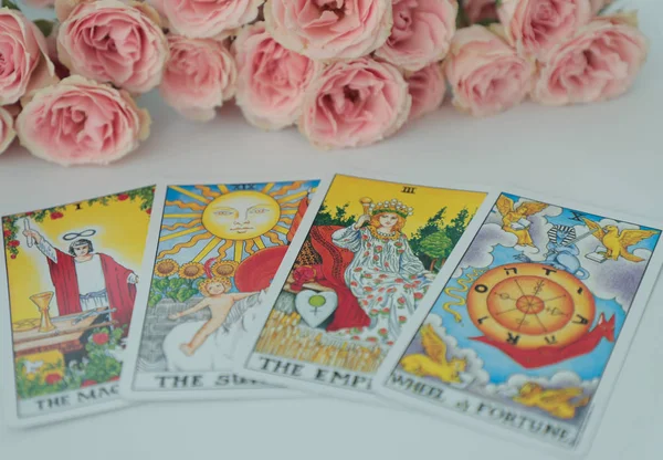 Miami, Florida. 24 Ağustos 2019. Tarot kartları, illüstrasyonlu Rider Waite tarot kartları. Pembe güller arka plan.