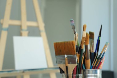 Bulanık atölye arkaplanındaki boya fırçalarının kapatılması  