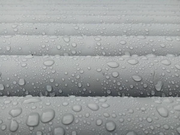 雨の中でプラスチック パイプ — ストック写真