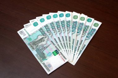 Masanın üzerinde yatan birçok Rus ruble. Yeni banknotlar güzel koyulur