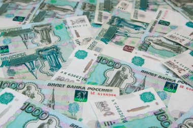 Masanın üzerinde yatan birçok Rus ruble. Yeni banknotlar güzel koyulur