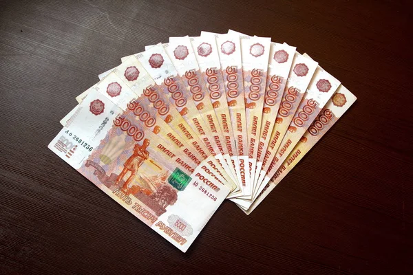 许多俄罗斯卢布躺在桌子上 新钞票布置得很漂亮 — 图库照片